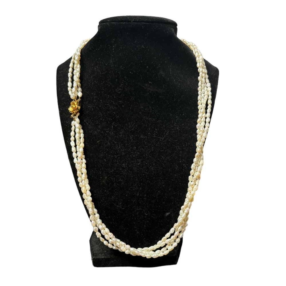 Vintage real pearl necklace. In excellent used condition. A stunning piece